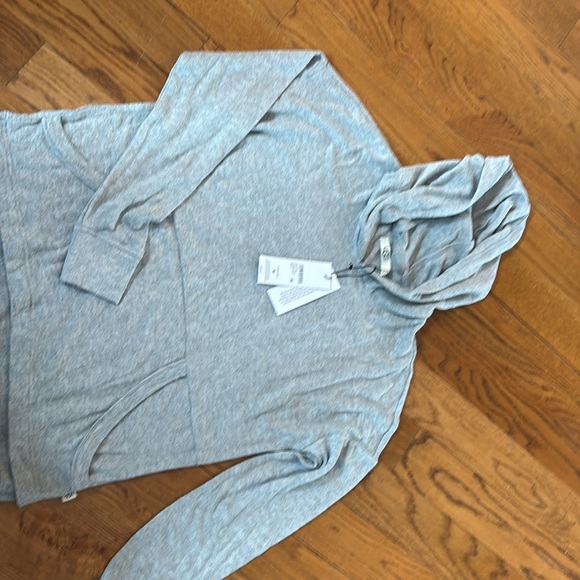 NWT Ugg set in light gray. - Picture 3 of 8